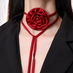 Elegantes 3D Samt-Halsband mit roter Rose und langen Bändern für einen Vintage-Look