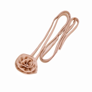 Handgefertigte hautfarbene Satinrosen-Halskette mit langem Band für DIY-Styling