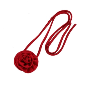 Nahaufnahme des roten Camelia-Chokers aus Satin mit langen Bändern für Damen