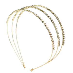 Détail d'un serre-tête doré à trois rangées avec strass brillants et design élégant