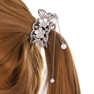Pince à cheveux élégante à fleurs blanches et papillon avec strass et glands de perles