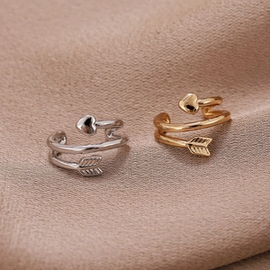 Detailansicht von Herz- und Pfeil-Ohrklemmen in poliertem Gold- und Silber-Finish
