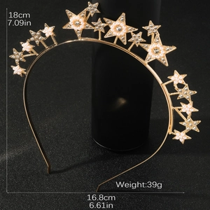 Detail eines goldenen Stern-Haarreifs mit weißen Kunstperlen und Strass für Partys