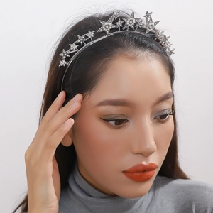 Detailansicht des Braut-Haarreifens mit silbernen Sternen, Perlen und Glitzersteinen