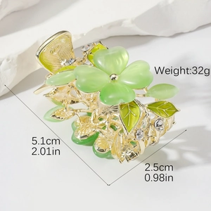 Dettaglio della pinza per capelli a tulipano con petali in resina verde e cristalli