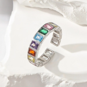 Anello aperto arcobaleno con cristalli rettangolari colorati e fascia argentata