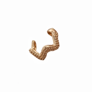 Goldene gewellte U-förmige Ohrklemme mit Perlenstruktur für einen minimalistischen Look