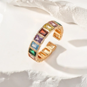 Dettaglio anello aperto con pietre arcobaleno e zirconi multicolori con finitura dorata