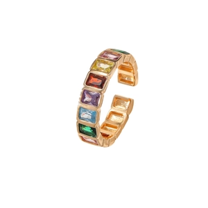 Dettaglio macro di anello dorato regolabile con cerchio di cristalli arcobaleno rettangolari