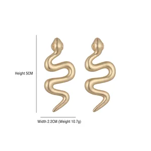 Boucles d'oreilles serpent dorées mates, design courbe en S, hauteur 5cm et largeur 2,2cm