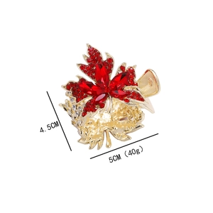 Dettaglio molletta per capelli a foglia d'acero rossa con base dorata e cristalli lucidi