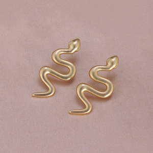 Boucles d'oreilles serpent en or mat avec un design artistique en forme de S