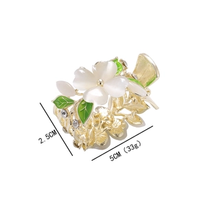 Pince à cheveux florale dorée avec pétales en opale blanche et feuilles vertes pour femme