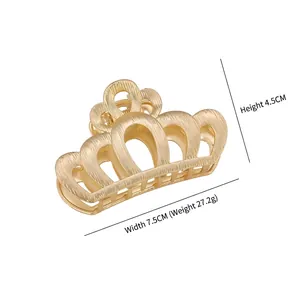 Pince à cheveux couronne dorée élégante en métal évidé, largeur 7,5 cm par hauteur 4,5 cm