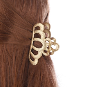 Pince à cheveux élégante en métal doré avec cœurs ajourés et texture brossée mate