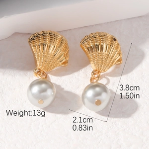 Boucles d'oreilles coquillage dorées avec perles blanches et clous en argent 925