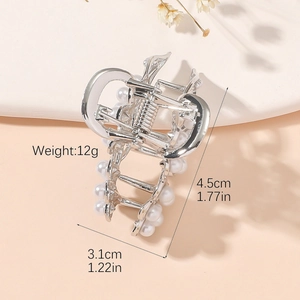 Détail d'une pince à cheveux argentée de 4,5 cm avec perles et dimensions précises