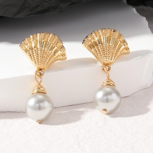 Élégantes boucles d'oreilles coquillage en argent s925 plaqué or avec perles rondes