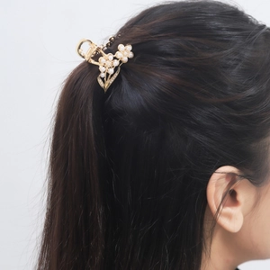 Pince à cheveux élégante en métal doré avec fleurs en perles pour demi-queue