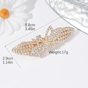 Vue détaillée de la taille d'une pince à cheveux papillon dorée avec strass
