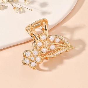 Élégante pince à cheveux fleur dorée avec perles blanches et feuilles décoratives