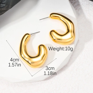 Vue détaillée de créoles dorées en C polies avec marquages de taille 4 cm par 3 cm