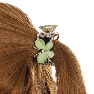 Eleganter goldener Schmetterlings-Haarclip mit grünem Opal und Strasssteinen auf Haar