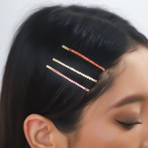 Ensemble de trois barrettes dorées élégantes ornées de strass colorés étincelants