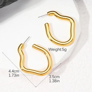 Vue détaillée de boucles d'oreilles fer à cheval dorées, dimensions 4,4 cm par 3,5 cm