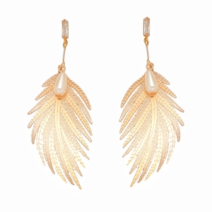 Eleganti orecchini a foglia d'oro con perle a goccia e zirconi su sfondo bianco