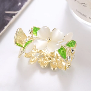 Pince à cheveux florale avec pétales d'opale blanche et feuilles d'émail pour queue