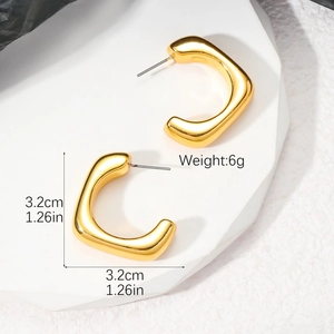 Vue macro détaillée de boucles d'oreilles dorées en C avec une taille de 3,2 cm et 6 g