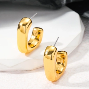 Détails des boucles d'oreilles créoles dorées en forme de C avec finition polie