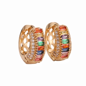 Boucles d'oreilles créoles dorées avec zircons arc-en-ciel et accents en cristal blanc