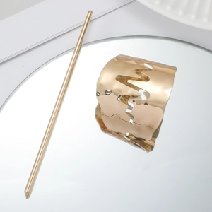 Golden lightning metal hair pin set with hammered hollow texture and mirror reflection