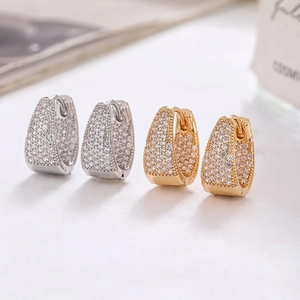 Créoles de Luxe en Forme de U en Cuivre Zircone Incrustée Bijoux d'Oreille Avec Tige en Acier Inoxydable Accessoire Femme