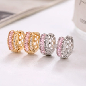 Boucles d'Oreilles Huggie Élégantes en Cuivre Zircone Avec Tige en Acier Inoxydable Pierre Rose Arc-en-Ciel Petits Créoles Bijoux