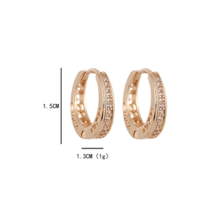 Détail de boucles d'oreilles en zircon doré de 1,5cm de haut avec motifs géométriques