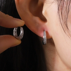 Boucles d'oreilles créoles avec micro-pavage de zircone en argent pour un style élégant