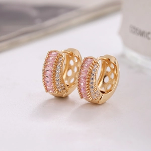Boucles d'oreilles créoles dorées avec zircon rose rectangle et cristaux pavés