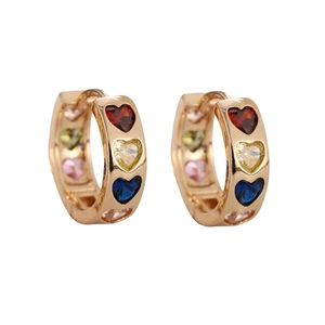 Elegantes pendientes de aro dorados con circonitas de colores en forma de corazón