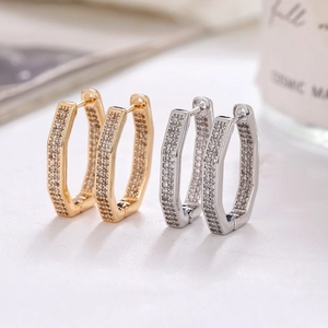 Geometrische sechseckige Creolen in Gold- und Silber-Optik mit Pavé-Zirkonia-Besatz