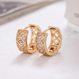 Fashionable gold-plated hollow diamond-shaped earrings with inlaid cubic zirconia