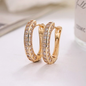Elegante goldene U-förmige Creolen mit einer zweireihigen Pavé-Fassung aus Zirkonia-Steinen
