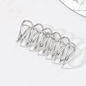 Pince à cheveux élégante en métal argenté avec design croisé creux multicouche