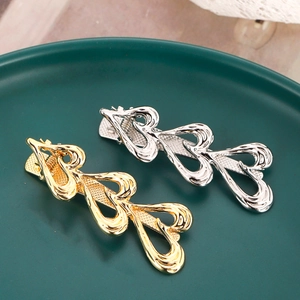 Elegante Fermaglio per Capelli in Metallo Cuore Cavo Lega Clip a Becco d'Anatra Irregolare Copricapo Minimalista Dolce per Acconciatura Donna