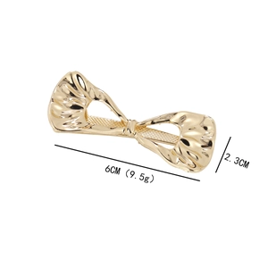 Pince à cheveux noeud métallique doré avec texture ondulée, longueur de 6 cm