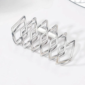 Pince à cheveux en métal argenté avec design géométrique et finition miroir brillante