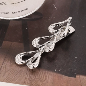 Fermaglio per capelli minimalista in metallo argento con cuore irregolare e lucido