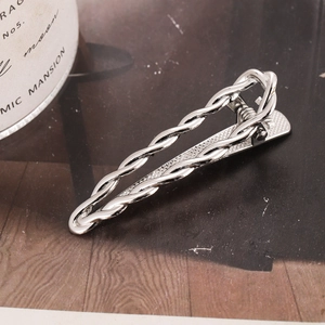 Barrette à cheveux torsadée en métal argenté avec motif géométrique de goutte d'eau